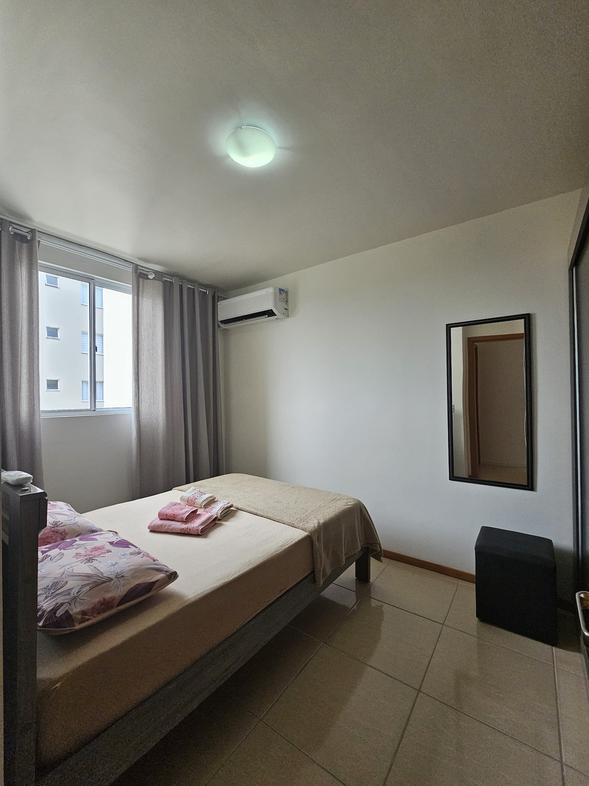 Dormitorio con cama doble, aire acondicionado 