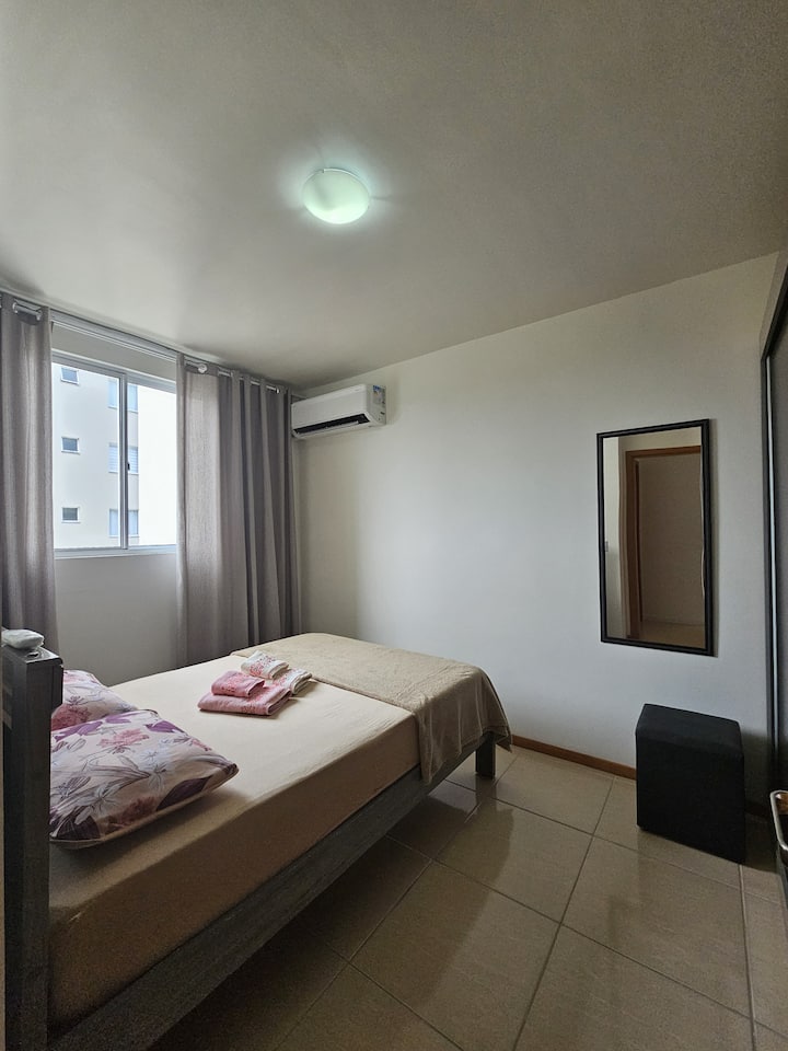 Slaapkamer met tweepersoonsbed, airconditioning 