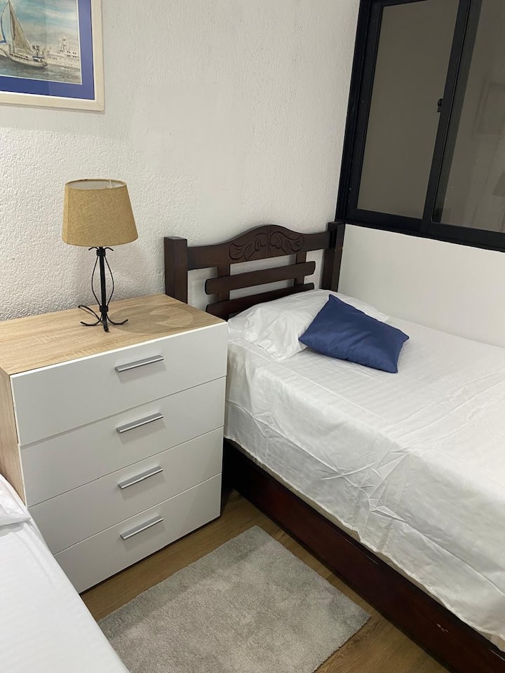 غرفة نوم إضافية بسرير مزدوج وسرير فردي.  