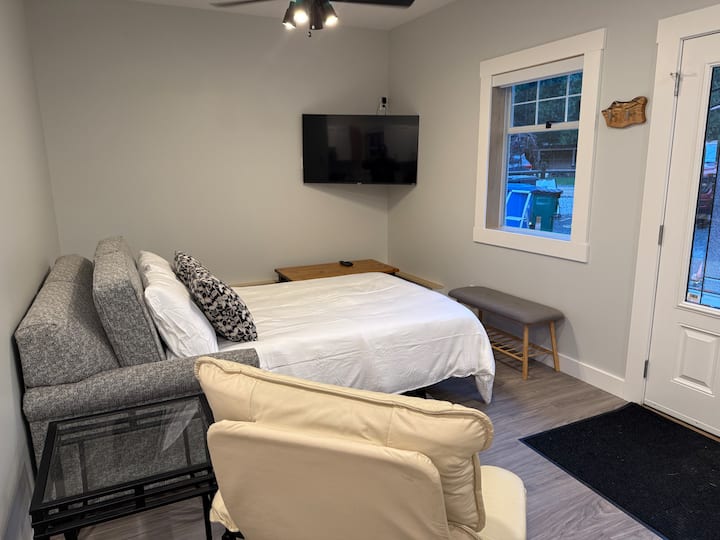 Links & Vines Getaway - Quiet Private Guesthouse - Cowichan Bay