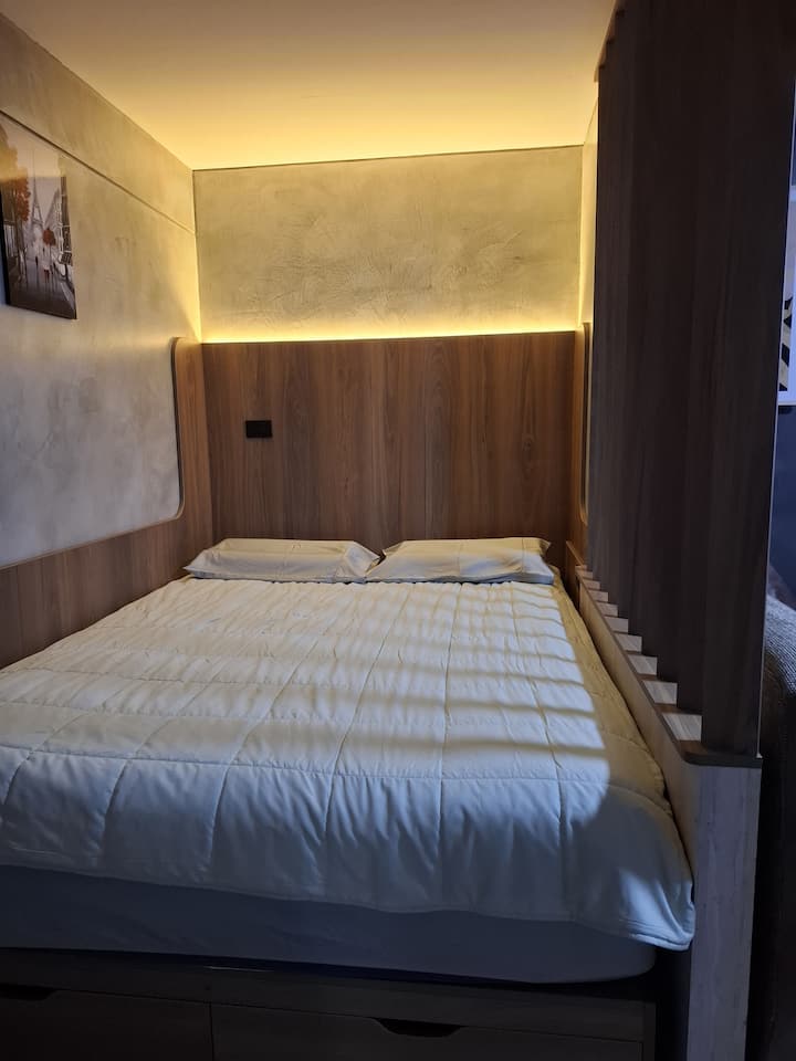 配备皇家王朝床垫的标准双人床。 它有两个符合人体工程学的枕头。 床的两侧各有一个插座，可为手机充电。 床下有两个抽屉，可用于存储。额外的毯子。