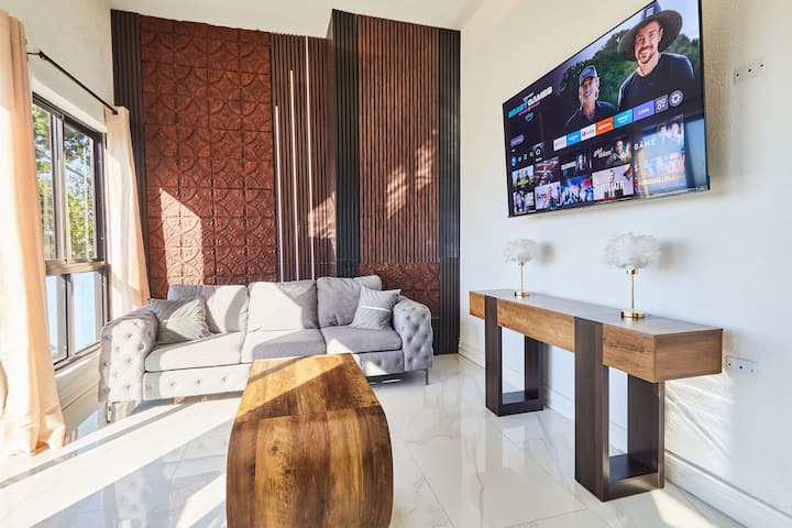 Stylish Hillside 2br/2b Stay With Panoramic Views - Kingston, Jamaica