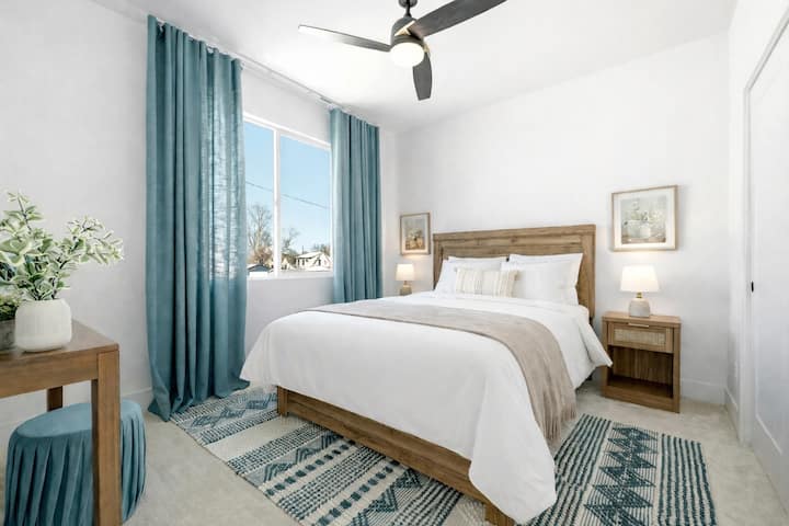 ✔ เตียงควีนไซส์พร้อมผ้าปูที่นอนผ้าฝ้ายซาตินเนื้อนุ่มและเข้าถึงห้องน้ำรวมได้สะดวก
✔ ม่านทึบกันเสียงเพื่อการนอนหลับที่ผ่อนคลาย 
 ✔ โต๊ะเครื่องแป้งพร้อมเก้าอี้สำหรับแต่งหน้า