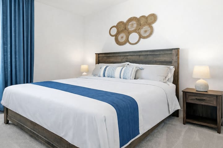 ✔ มีสไตล์และอบอุ่น เหมาะสำหรับการผ่อนคลายหลังจากสำรวจเมือง
✔ เตียงคิงไซส์พร้อมผ้าปูที่นอนผ้าฝ้ายซาตินเนื้อนุ่ม หมอนเสริม และผ้าม่านกันเสียง และที่เก็บของเพียงพอในตู้เสื้อผ้า 
 ✔ โต๊ะเครื่องแป้งพร้อมเก้าอี้สำหรับแต่งหน้า