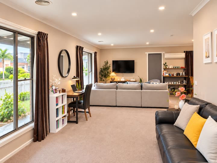 Spacious Luka Court Retreat, Bbq & Cozy Comforts - Ballarat