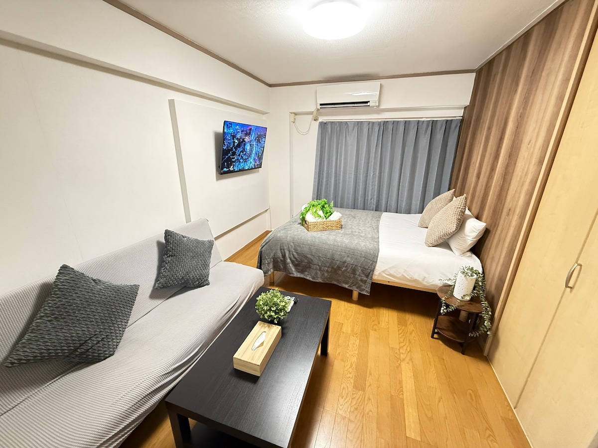 Walk to Shinjuku, Shin-Okubo, Okubo / Convenience store on the