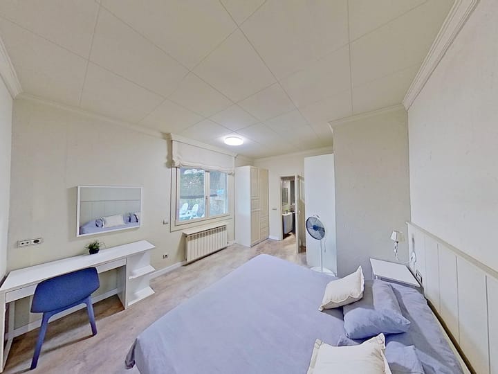 RUM 1 SVIT MED ARBETSPLATS