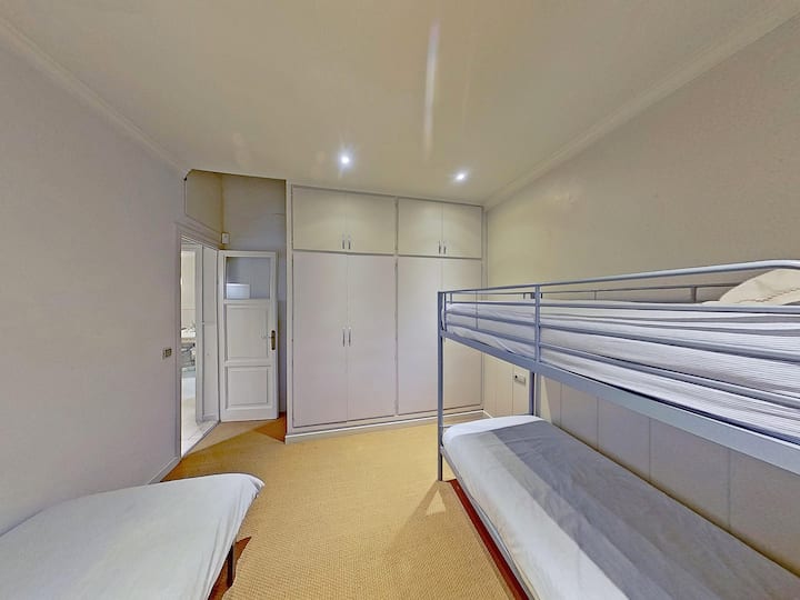 RUM 2. HAR 1 ENKELSÄNG OCH 2 VÅNINGSSÄNGAR