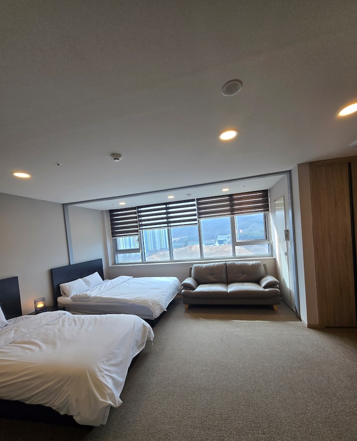 [The편안20 트리니Hotel 용인] 신규할인 가족여행 더블침대1개, 싱글침대 1개 - 구갈동