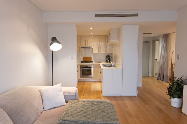 Luxe|1bd|free Parking|sleeps 4 Guest|baby Cot|pool - Sydney