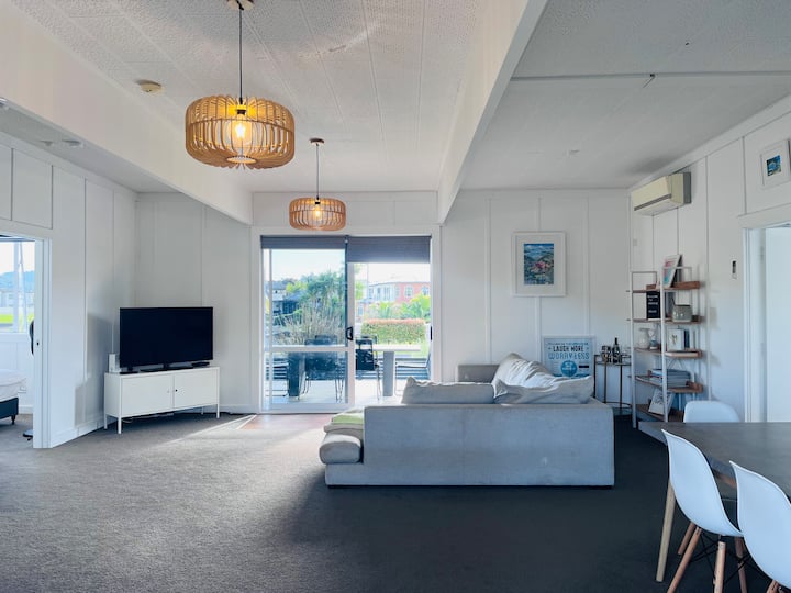 Chilled Waterways Escape - With Cosy Log Burner - Tairua