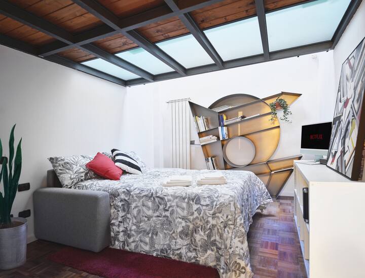 Sala de estar transformable en un dormitorio grande, con un nuevo y muy cómodo sofá cama: ideal como segunda zona de descanso.