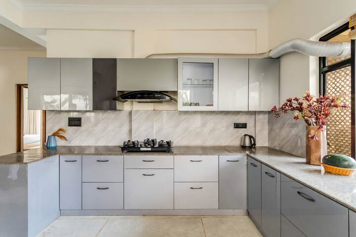 Full kitchen image 2