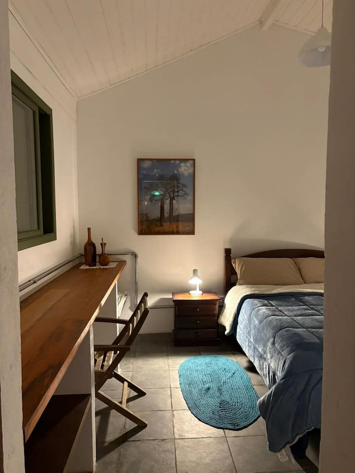 我们在床头架上设有阅读灯，房间内设有工作和学习长凳