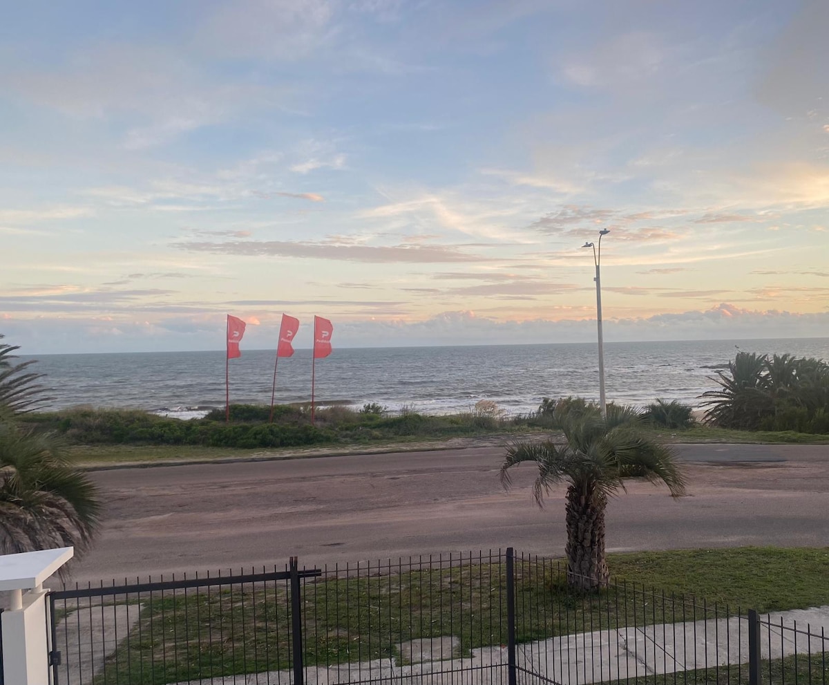 Top performing Airbnb: Oceanfront apartment in Atlantida in Atlántida