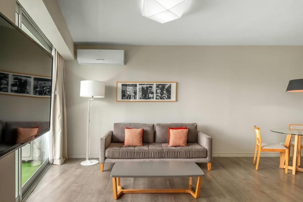 Habitación en hotel en Palermo con balcón y piscina en la terraza