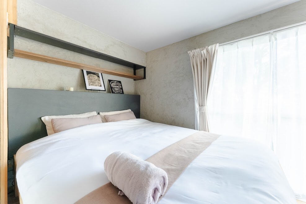 غرفة النوم الرئيسية
غرفة نوم خاصة حديثة وهادئة ومريحة

 إنها مساحة خاصة مع سرير بحجم كوين، مثالية للأزواج.