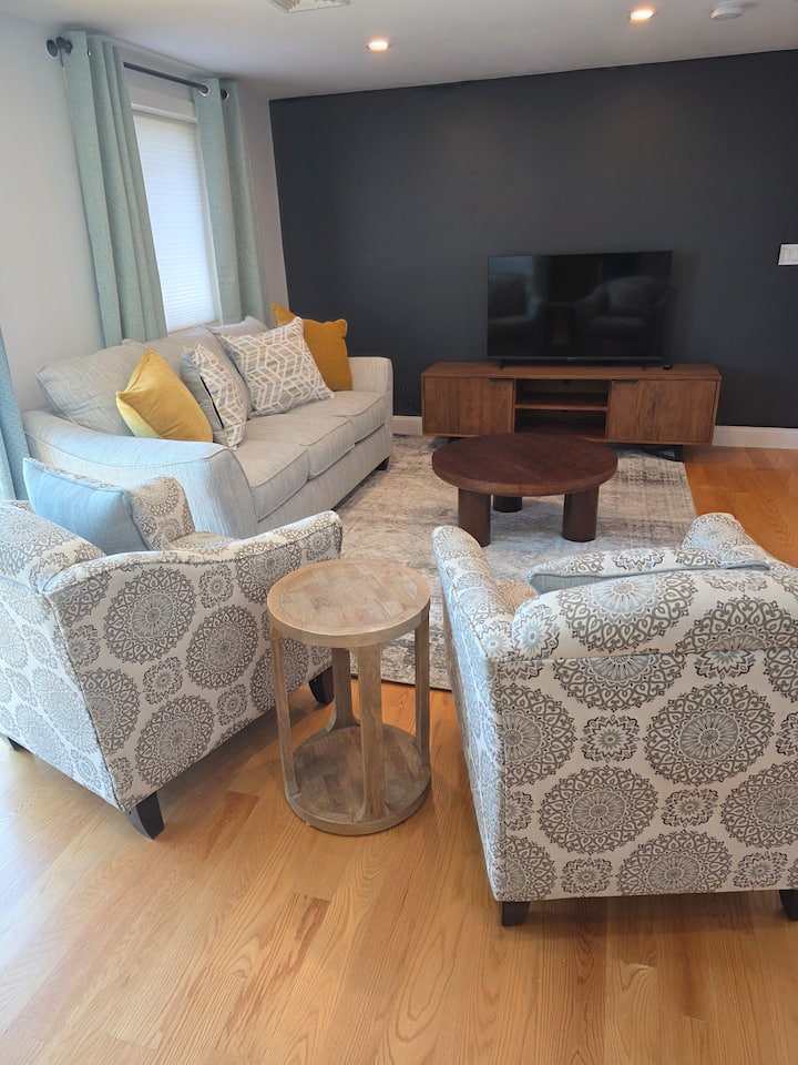 Beautiful New Condo 1 Mile From Salem - Salem, MA