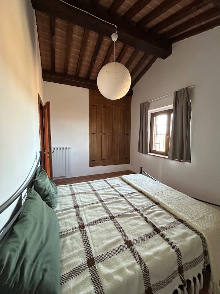 一楼-配备独立卫生间和内置衣柜的双人房