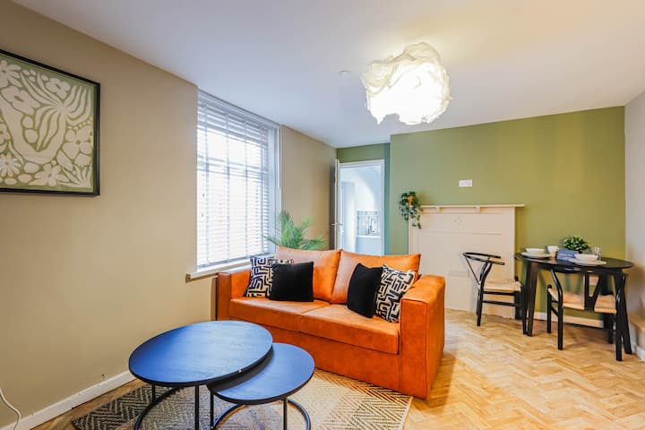 Jimmy Suite | Central 2br • Sleeps 6 • Wi-fi - Vale of Glamorgan