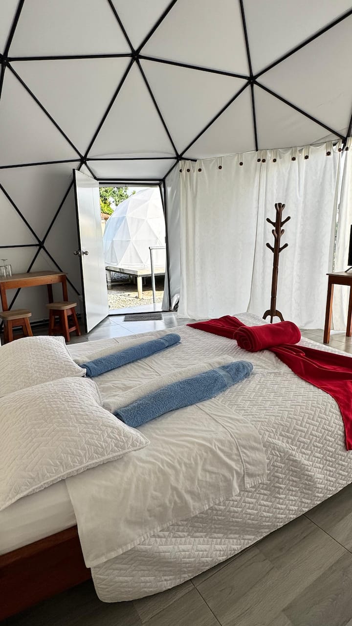 Domo Relajante Para Parejas, Jacuzzi Privado - Ginebra
