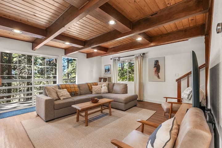 Forest Views + Hot Tub, Game Room, Pet-friendly. - San Bernardino, CA