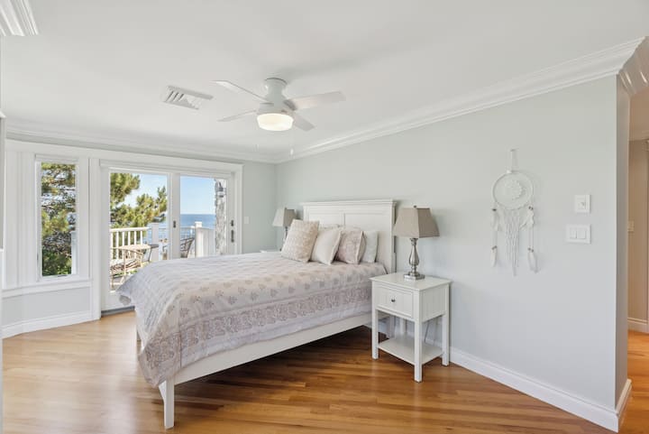 Dhomë gjumi në katin e dytë me verandë brenda suitës.