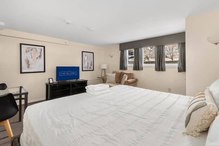 Comfortable Stay | Full Kitchen + Free Parking - Beverly, MA