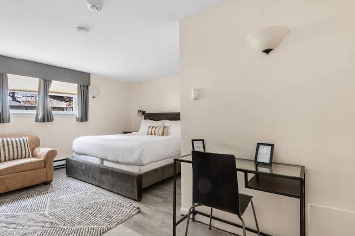 Premium Studio King | The Beverly | W/ Kitchen - Beverly, MA