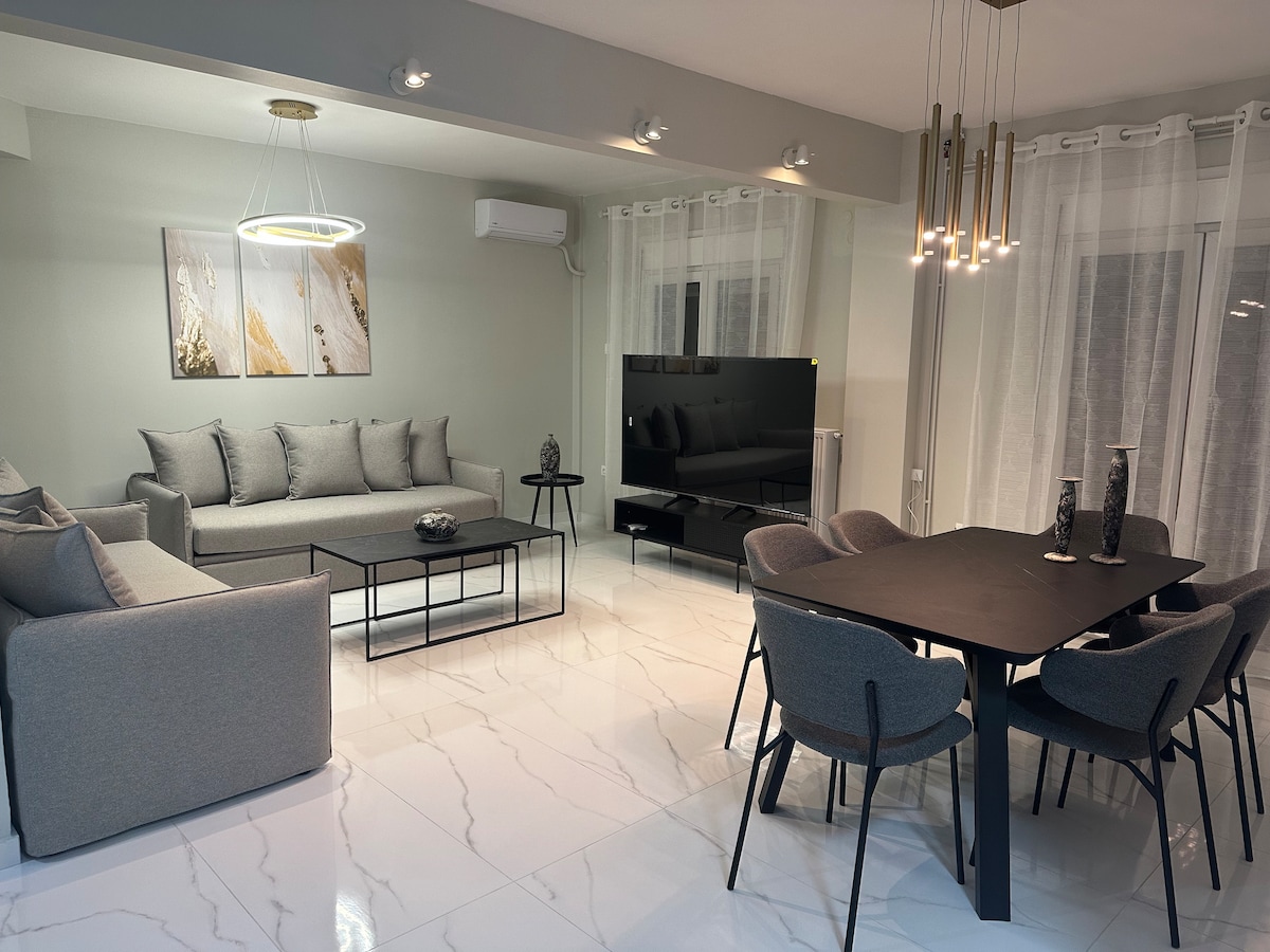 Всекидневна и трапезария със 75-инчов смарт телевизор