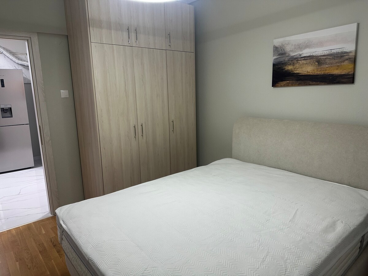 Първа спалня с телевизор и климатик.