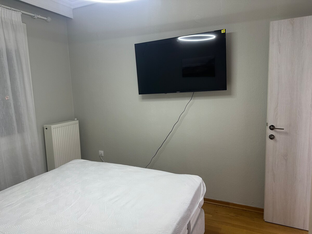 Първа спалня с телевизор и климатик