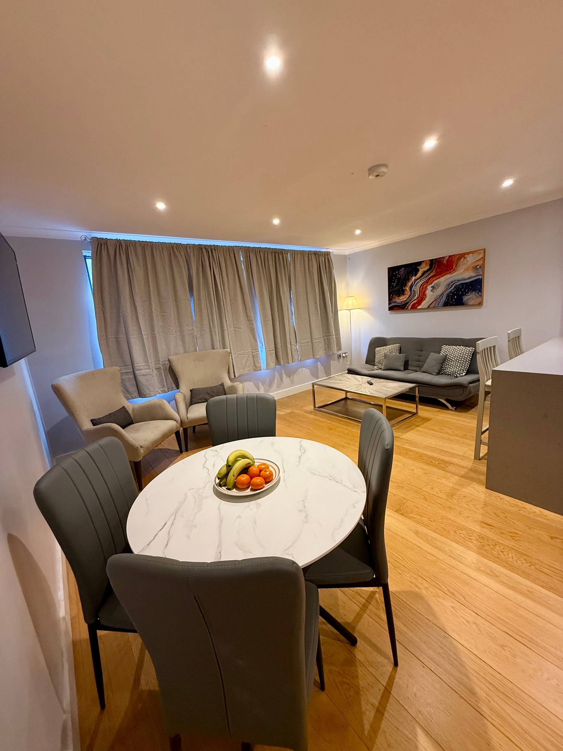 Perfect Getaway in Vibrant Neighbourhood to 5