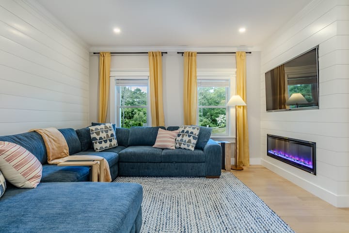 Sofa pulls out to a double sofa bed for extra sleeping options