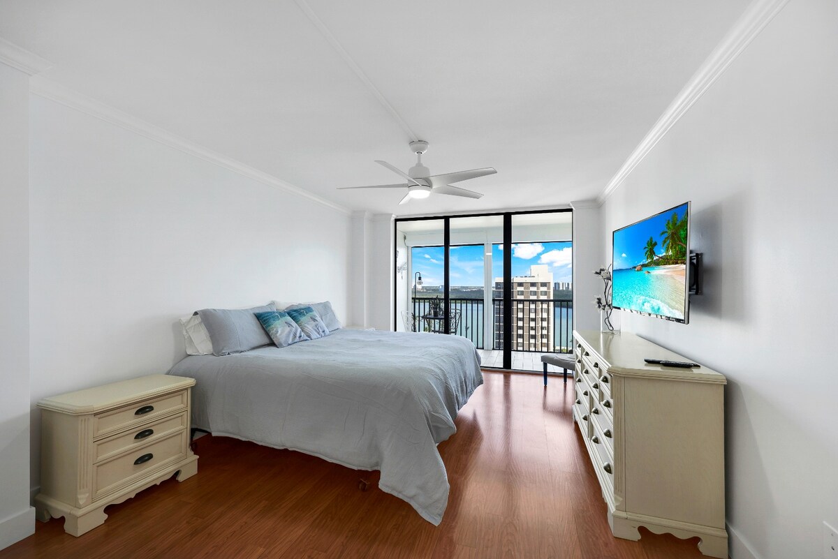 ห้องนอนใหญ่มองเห็นน้ำและมีแสงธรรมชาติมากมาย