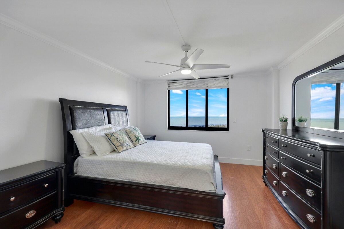 ห้องนอนที่สองมีเตียงคิงไซส์และตู้เสื้อผ้าสำหรับเก็บของ ที่พักนี้ยังมีวิวอ่าวที่สวยงาม