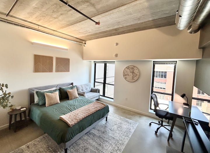 Urban Oasis Studio | 1 Bath In East Village - Des Moines, IA