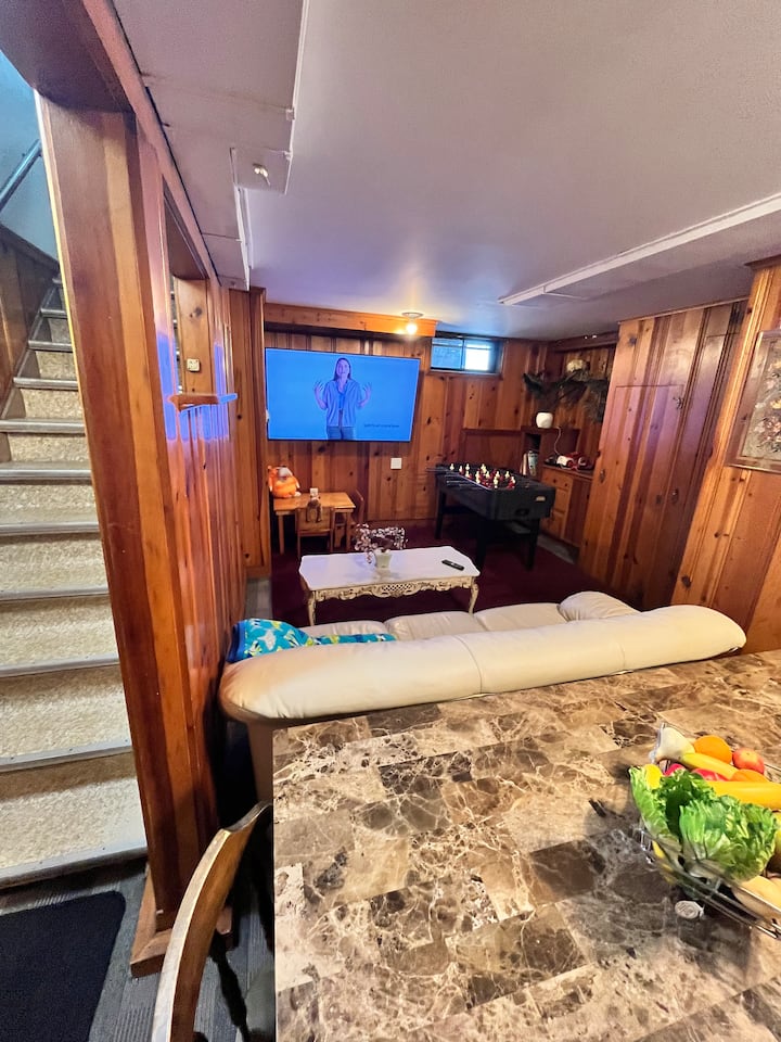 Large Basement Unit W/ King Bedroom & Full Kitchen - Youngstown, OH