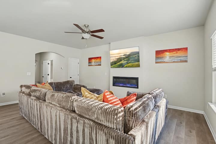 Bright & Spacious 4br Retreat In Charlotte! - Charlotte, NC