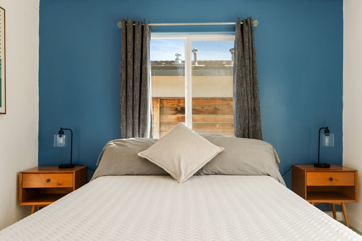 انغمس في الفخامة مع غرف النوم ذات الحجم الكبير التي توفر راحة كبيرة، معززة بفراشنا الفاخر والمراتب الفاخرة والوسائد الفخمة لقضاء ليلة نوم مريحة.