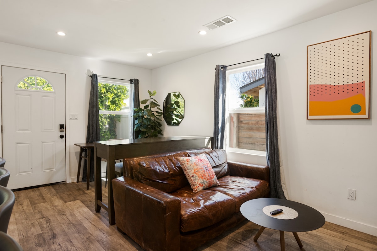 تتميز منطقة المعيشة الواسعة بمقاعد إضافية خلف الأريكة، مما يخلق مساحة مريحة ومتعددة الاستخدامات للاسترخاء أو المحادثة.