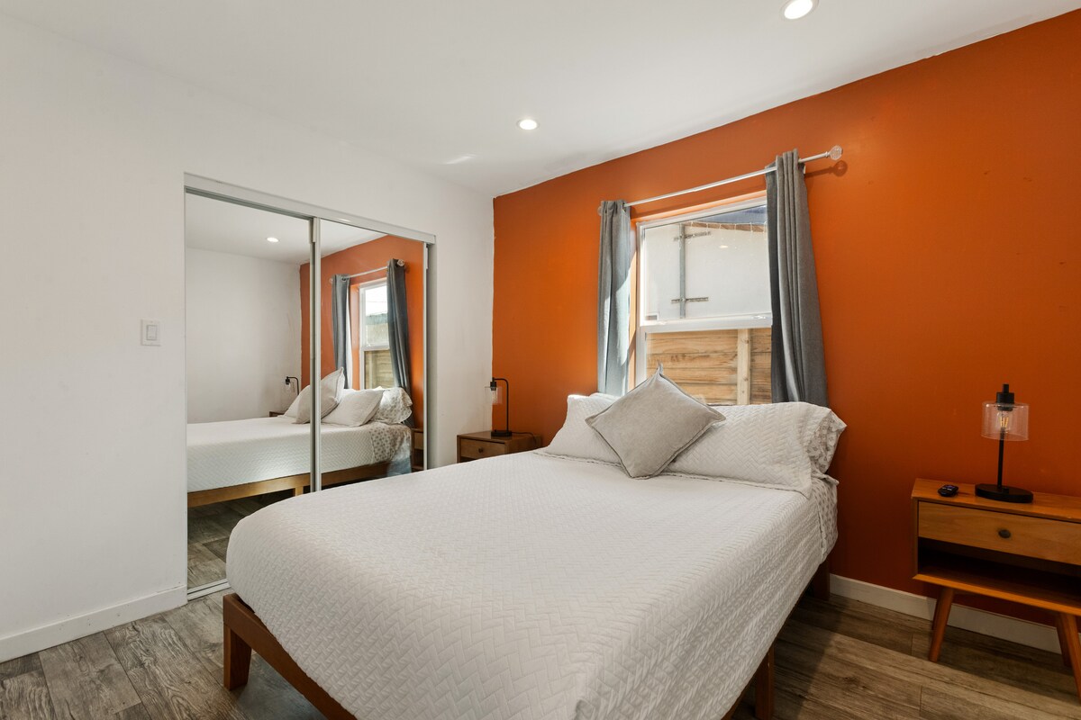 استمتع بالرقي مع لمسات الجدار الأنيقة والإضاءة المحيطة بجانب السرير، مع سرير متوسط الحجم للحصول على أقصى درجات الراحة والأناقة.