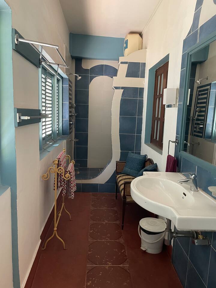 Full bathroom 1 image 1