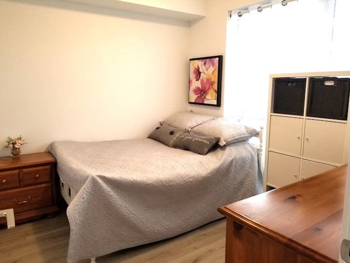  დაისვენეთ და გადაიტანეთ დრო ამ მშვიდ საძინებელში, რომელიც კომფორტული საწოლითა და თქვენი ნივთების შესანახად საკმარის ადგილით გამოირჩევა.