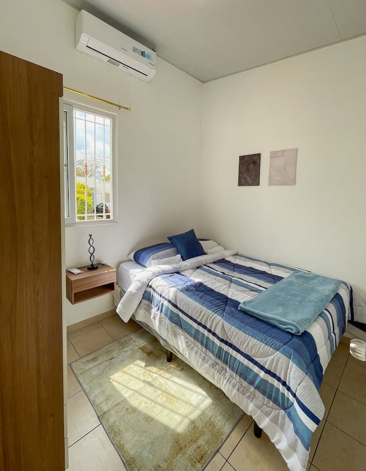 Dhomë gjumi komode: krevat dopio me shtroja të rehatshme, perde që bllokojnë dritën, dollap i madh, tavolinë nate, tapet, dërrasë hekurosjeje dhe hekur, dritare me dritë natyrale për një pushim të qetë.