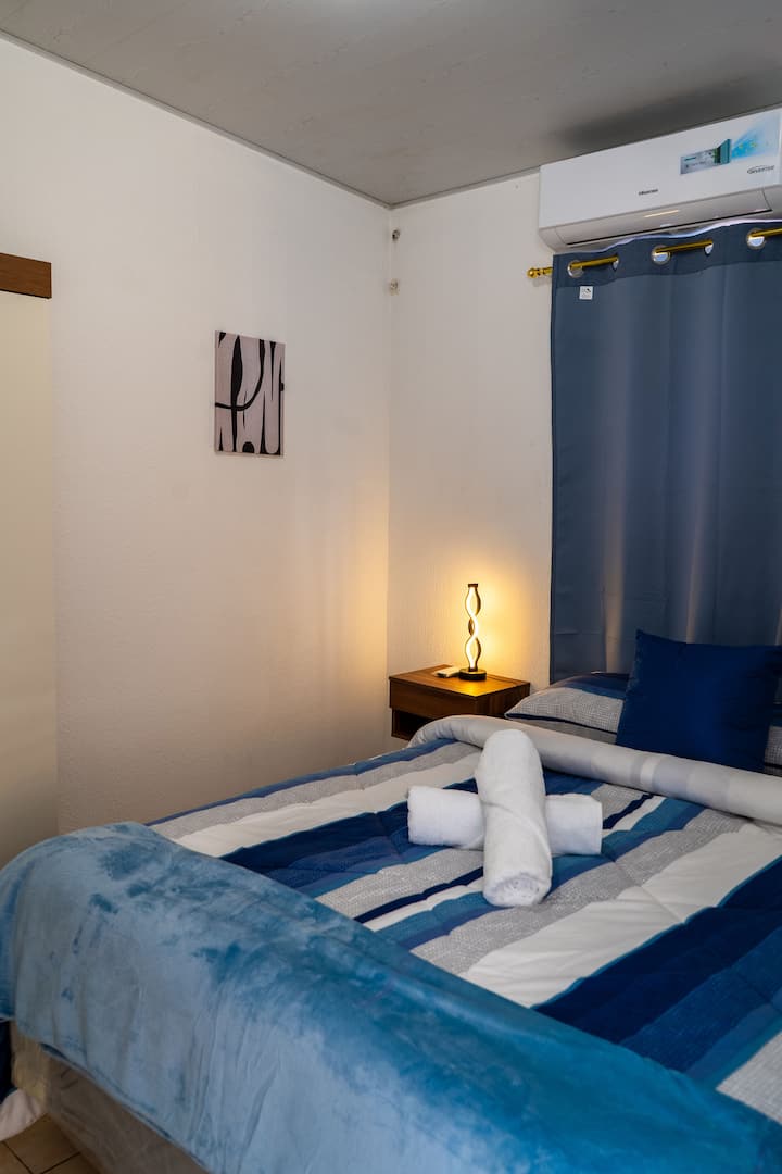 Dhomë gjumi komode: krevat dopio me shtroja të rehatshme, perde që errësojnë, dollap i madh, tavolinë pranë krevatit. Dritare me dritë natyrale për një pushim të qetë.