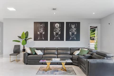 Top performing Airbnb: VillaCustomPalms Hot Pool Spa Golf Pergola EVcharg in Biscayne Gardens