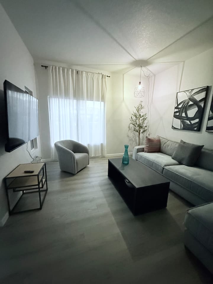 Modern 3-bedroom Townhome In A Gated Community. - Tucson, AZ