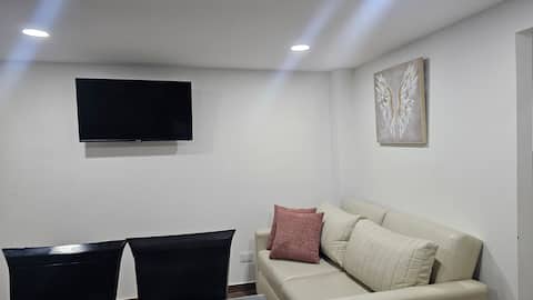 Top performing Airbnb: New studio apartment with balcony in Kennedy