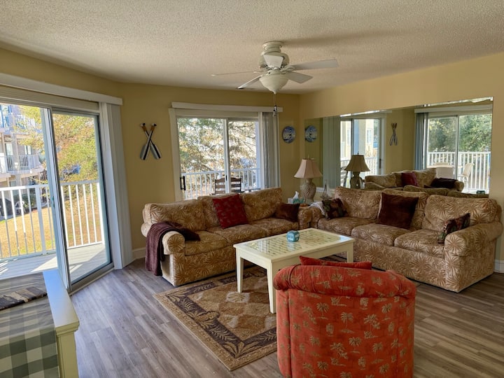Elegant Coastal Condo With Pools & Hot Tub - Sunset Beach, NC